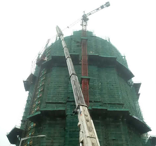 华安吊车在工地上作业